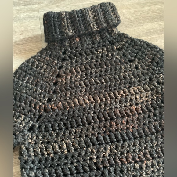 Hand crocheted bulky sweater - Picture 2 of 2